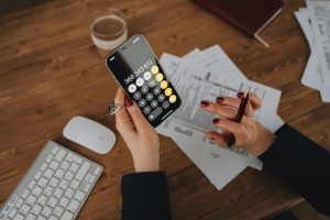 Você sabia que economia e contabilidade caminham lado a lado na construção de decisões estratégicas?